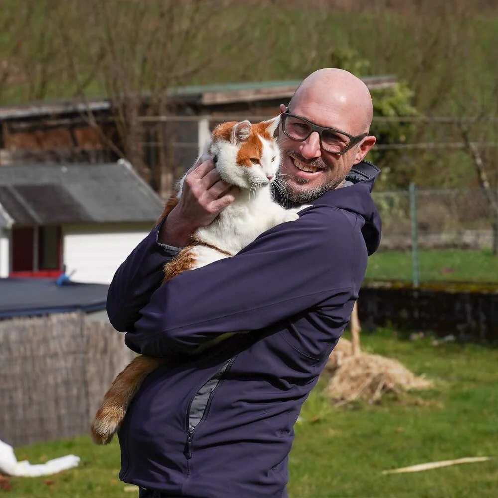 petTracer Kunde hält seine Katze im Garten